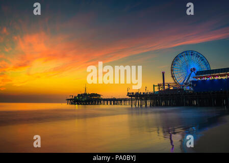 Coucher du soleil au-dessus de la jetée de Santa Monica à Los Angeles Banque D'Images