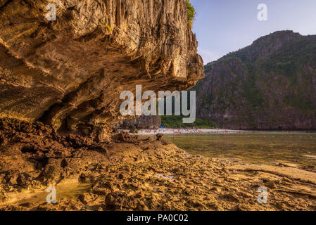 Maya Beach avec de nombreux touristes sur l'île de Koh Phi Phi en Thaïlande Banque D'Images