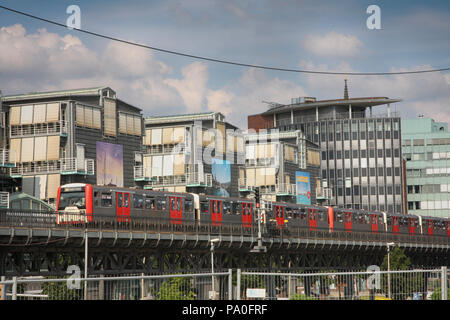 Hambourg, Allemagne - le 28 juillet 2014 : Avis de voyageurs dans le train près de Landungsbruecken au port d'Hambourg à Hambourg, Allemagne Banque D'Images