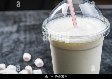 Tasse en plastique clair milkshake Banque D'Images