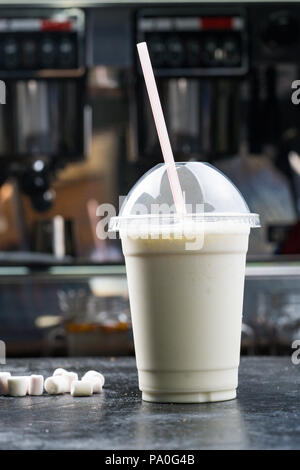 Tasse en plastique clair milkshake Banque D'Images