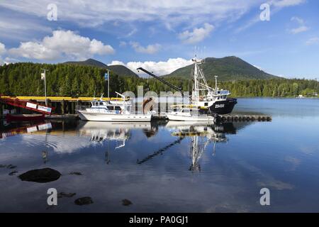Les bateaux de pêche à quai dans le port d'Ucluelet près de la Réserve de parc national Pacific Rim sur l'île de Vancouver Banque D'Images
