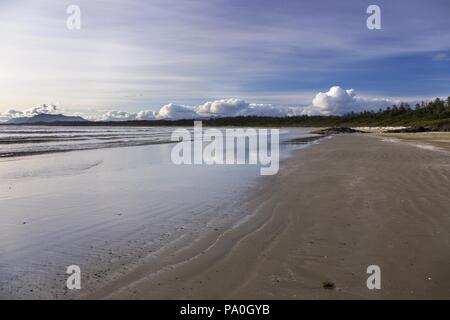 Vue panoramique sur le paysage de long Beach réserve marine du parc national Pacific Rim. Île de Vancouver Ocean Coast Clouds Horizon Colombie-Britannique Canada Banque D'Images