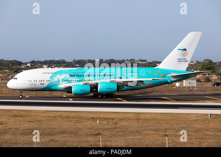 Luqa (Malte, 19 juillet 2018 : Hi Fly Malte Airbus A380-841 [9H]-MIP au départ de Malte après peinture en couleurs spéciales 'Save les récifs coralliens' chez ACM Banque D'Images