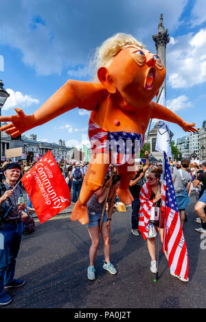 Un manifestant Anti Trump tenant une effigie du Président Trump lors d'une protestation, Trafalgar Square, Londres, Angleterre Banque D'Images