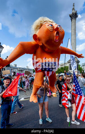 Un manifestant Anti Trump tenant une effigie du Président Trump lors d'une protestation, Trafalgar Square, Londres, Angleterre Banque D'Images