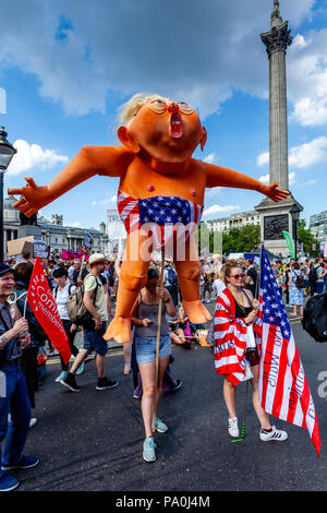 Un manifestant Anti Trump tenant une effigie du Président Trump lors d'une protestation, Trafalgar Square, Londres, Angleterre Banque D'Images