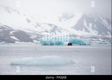 Voyages en groupe à la découverte des icebergs dans l'Arctique, Svalbard Banque D'Images