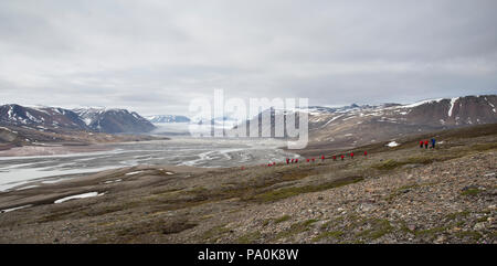 Les touristes marcher sur la toundra, paysage arctique - France Banque D'Images