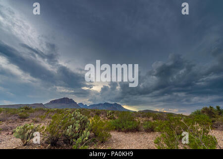 Ciel orageux dans le parc national Big Bend au Texas Banque D'Images