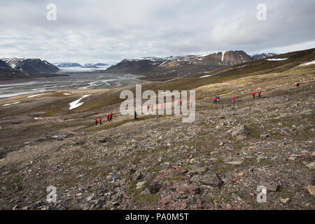 Les touristes marcher sur la toundra, paysage arctique - France Banque D'Images