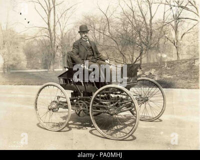 . Anglais : Elwood Haynes au volant de sa première voiture, le Pionnier, avant de faire un don à l'Institut Smithsonian, ch. 1910 . vers 1910 617 Elwood Haynes dans sa première automobile, le Pionnier, c 1910 Banque D'Images