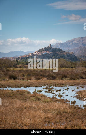 Rues de la vieille ville de Posada avec Castello della Fava sur l'île italienne de Sardaigne Banque D'Images