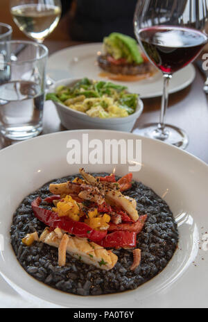 Restaurant niveau 9 à l'interrupteur de la construction de la Tate Modern : menu inspiré Picasso ; calmars poêlés,Black,riz & amande poivrons Banque D'Images