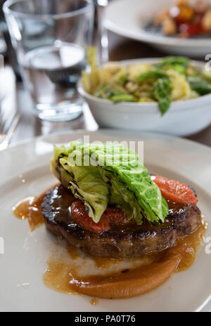 Restaurant niveau 9 à la Tate Modern.Faible épaule braisé de porc à l'érable et le suédois pureé et verts de printemps Banque D'Images