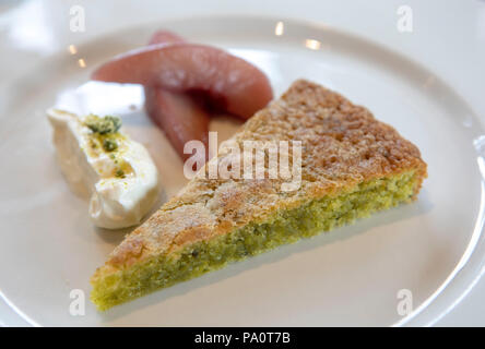 Restaurant niveau 9 à l'interrupteur de la construction de la Tate Modern. Pistacchio frangipane,vin rouge & poire fraiche cremé Banque D'Images