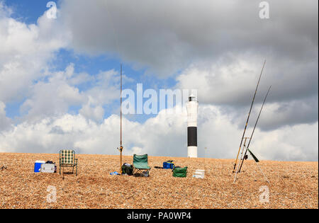 Cannes à pêche pour la pêche à la ligne du bord de mer en face de la plage sur la plage de galets à Dungeness, Lydd, Shepway district, Kent Banque D'Images