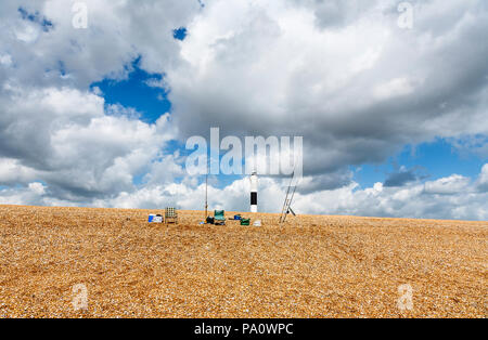 Cannes à pêche pour la pêche à la ligne du bord de mer en face de la plage sur la plage de galets à Dungeness, Lydd, Shepway district, Kent Banque D'Images