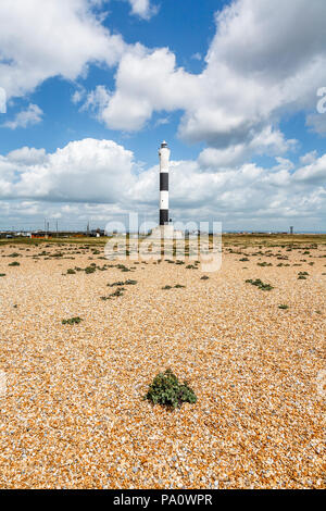 Phare noir et blanc sur la plage de galets à Dungeness, Shepway district, Kent Banque D'Images