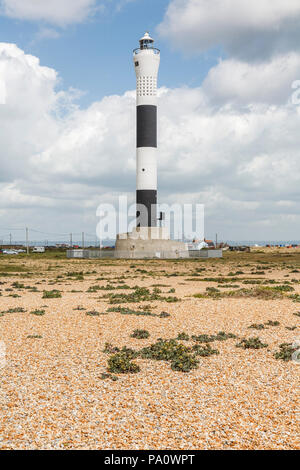 Phare noir et blanc sur la plage de galets à Dungeness, Shepway district, Kent Banque D'Images