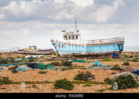 Vestiges d'un bateau de pêche en bois abandonnés bleu en train de s'effondrer sur l'estran de la plage de galets à Dungeness, Lydd, Shepway district, Kent Banque D'Images