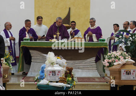 Rossano, Italie. 19 juillet, 2018. Rossano, les funérailles de Stanislao Acri, 35 ans, ancien avocat, sa femme Daria Stella Olivo, âgé de 35 ans, et leur petit 6-month-old Pier Antonio Acri, décédé le 15 juillet dans un terrible accident sur l'A1 près de Frosinone. Ils étaient de retour de Rome à bord de leur Fiat Punto et ont été frappés par un van. Stanislao Acri a été nominé pour le maire de Rossano pour le Movimento 5 Stelle.19/07/2018, Rossano, Italie : Crédit Photo indépendant Srl/Alamy Live News Banque D'Images