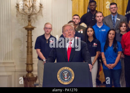 Washington DC, USA. 19 juillet, 2018. Washington DC, le 9 juillet 2018, USA : Le président Donald J. Trump est titulaire d'un "engagement d'Amérique du cas des travailleurs dans l'East Room de la Maison Blanche. Credit : MediaPunch Inc/Alamy Live News Banque D'Images