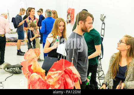 Londres, Royaume-Uni, le 19 juillet 2018. La vue privée quicky est très occupé avec des invités et les amateurs. artl Fois Galerie dans Fitzrovia présentera 'Flipside', dont le travail avec Reed Rosie par 12 artistes différents. Credit : Imageplotter News et Sports/Alamy Live News Banque D'Images
