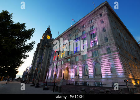 Liverpool, Royaume-Uni. 19 juillet 2018. Certains des bâtiments emblématiques de Liverpool illuminé aux couleurs de la communauté LGBT comme la ville jette un éclairage sur la diversité avec le retour de la spectaculaire "Sortir de l'ombre" d'avance sur le week-end de la fierté de Liverpool. Credit : Ken Biggs/Alamy Live News. Banque D'Images