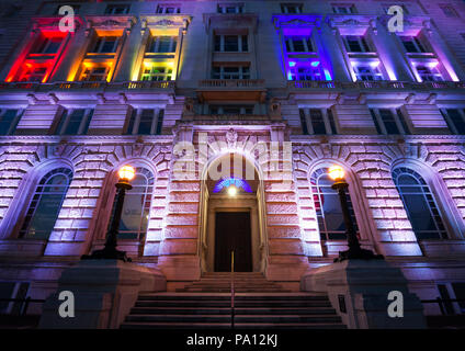 Liverpool, Royaume-Uni. 19 juillet 2018. Certains des bâtiments emblématiques de Liverpool illuminé aux couleurs de la communauté LGBT comme la ville jette un éclairage sur la diversité avec le retour de la spectaculaire "Sortir de l'ombre" d'avance sur le week-end de la fierté de Liverpool. Credit : Ken Biggs/Alamy Live News. Banque D'Images