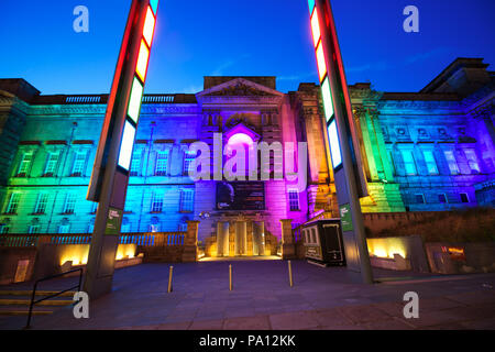 Liverpool, Royaume-Uni. 19 juillet 2018. Certains des bâtiments emblématiques de Liverpool illuminé aux couleurs de la communauté LGBT comme la ville jette un éclairage sur la diversité avec le retour de la spectaculaire "Sortir de l'ombre" d'avance sur le week-end de la fierté de Liverpool. Credit : Ken Biggs/Alamy Live News. Banque D'Images