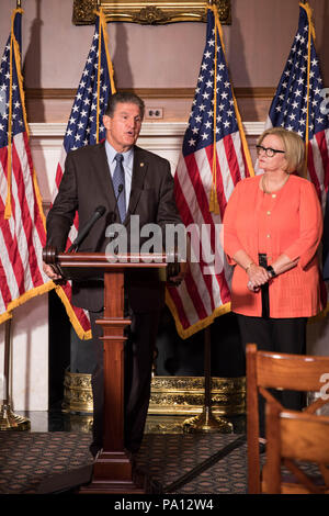 Washington DC, USA. 19 juillet, 2018. Le sénateur américain Joe Manchin de Virginie de l'ouest, rejoint par Sen. Claire McCaskill, appelle à la protection des conditions préexistantes dans des polices d'assurance-santé au cours d'une conférence de presse sur la colline du Capitole, le 19 juillet 2018 à Washington, D.C. Crédit : Planetpix/Alamy Live News Banque D'Images