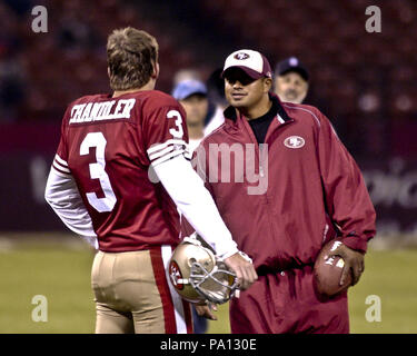 San Francisco, Californie, USA. 25Th Nov, 2002. San Francisco 49ers kicker Jeff Chandler (3) et de l'éjecteur Jose Cortez (6) parler au cours de la pré-match ups chaud le lundi 25 novembre 2002, à San Francisco, Californie. L'Eagles défait les 49ers 38-17. Crédit : Al Golub/ZUMA/Alamy Fil Live News Banque D'Images