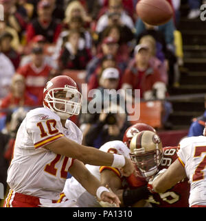 San Francisco, Californie, USA. 10 Nov, 2002. Kansas City Chiefs quarterback Trent Green (10) passe ball le dimanche, 10 novembre 2002, à San Francisco, Californie. Les 49ers a vaincu les Chiefs 17-13. Crédit : Al Golub/ZUMA/Alamy Fil Live News Banque D'Images