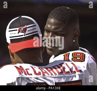 San Francisco, Californie, USA. 19 Oct, 2003. Tampa Bay Buccaneers receveur Keyshawn Johnson (19) parle à Keenan McCardell (87) le dimanche, 19 octobre 2003, à San Francisco, Californie. Les 49ers défait les Buccaneers 24-7. Crédit : Al Golub/ZUMA/Alamy Fil Live News Banque D'Images