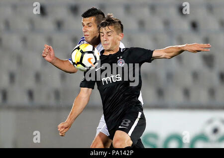 Belgrade. 19 juillet, 2018. L'Armin Djerlek Partizan (R) le dispute à l'Rudar Armin Bosnjak au cours de la première ronde de qualification, l'UEFA Europa League match de football entre Rudar et Partizan de Belgrade, Serbie le 19 juillet 2018. Partizan a gagné 3-0. Credit : Predrag Milosavljevic/Xinhua/Alamy Live News Banque D'Images