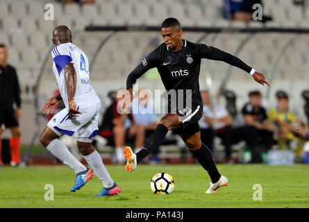 Belgrade. 19 juillet, 2018. Ricardo Gomes du Partizan (R) le dispute à l'Rudar Alphonse Denis Soppo durant la première ronde de qualification, l'UEFA Europa League match de football entre Rudar et Partizan de Belgrade, Serbie le 19 juillet 2018. Partizan a gagné 3-0. Credit : Predrag Milosavljevic/Xinhua/Alamy Live News Banque D'Images