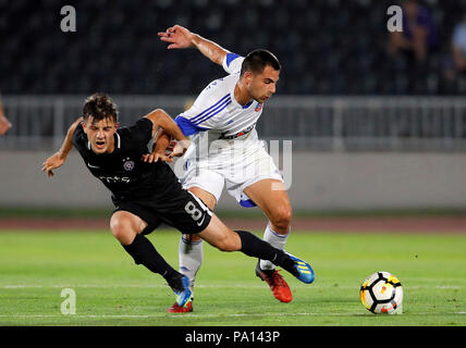 Belgrade. 19 juillet, 2018. L'Armin Djerlek Partizan (L) le dispute à l'Rudar Dejan Kotorac durant la première ronde de qualification, l'UEFA Europa League match de football entre Rudar et Partizan de Belgrade, Serbie le 19 juillet 2018. Partizan a gagné 3-0. Credit : Predrag Milosavljevic/Xinhua/Alamy Live News Banque D'Images