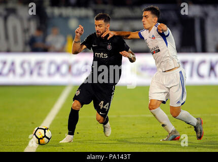 Belgrade. 19 juillet, 2018. Du Partizan Gabriel Enache (L) le dispute à l'Rudar Nemanja Sekulic durant la première ronde de qualification, l'UEFA Europa League match de football entre Rudar et Partizan de Belgrade, Serbie le 19 juillet 2018. Partizan a gagné 3-0. Credit : Predrag Milosavljevic/Xinhua/Alamy Live News Banque D'Images