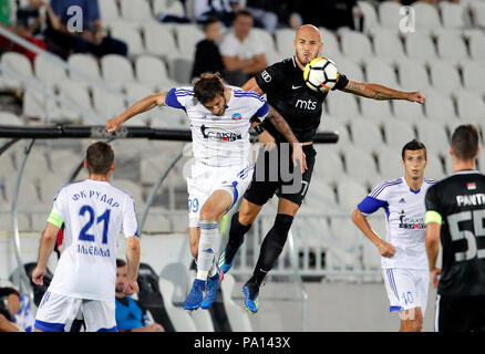 Belgrade, L) au cours de la première ronde de qualification, l'UEFA Europa League match de football entre Partizan et Rudar à Belgrade. 19 juillet, 2018. Du Partizan Nemanja Miletic (haut, R) le dispute à l'Rudar Armin Bosnjak (haut, L) au cours de la première ronde de qualification, l'UEFA Europa League match de football entre Rudar et Partizan de Belgrade, Serbie le 19 juillet 2018. Partizan a gagné 3-0. Credit : Predrag Milosavljevic/Xinhua/Alamy Live News Banque D'Images