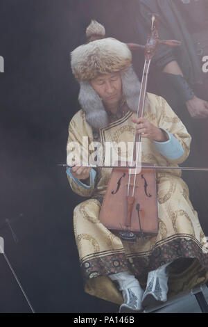 Worms, Allemagne. 19 juillet 2018. Dandarvaanchig Enkhjargal musicien mongol à l'appuyer sur la répétition de la 'Nibelungenfestspielen' dans les vers. Le jeu dans le 17. Saison de l'Nibelungen-Festspiele (Nibelung Festival) est appelé ÔSiegfrieds ErbenÕ (Siegfried) les héritiers d'auteurs Feridun Zaimoglu et Gunter Senkel, et dirigé par Roger Vontobel. Crédit : Michael Debets/Alamy Live News Banque D'Images