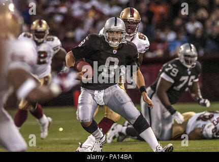 San Francisco, Californie, USA. Août 13, 2005. Oakland Raiders quarterback Marques Tuiasosopo (8) le samedi, 13 août 2005, à San Francisco, Californie. Les 49ers défait les Raiders 21-13 dans un match pré-saison. Crédit : Al Golub/ZUMA/Alamy Fil Live News Banque D'Images