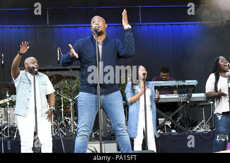 Philadelphie, Pennsylvanie, USA. 19 juillet, 2018. Chanteuse de gospel contemporain ANTHONY BROWN, joue avec la thérapie de groupe au Centre de musique de Dell à Philadelphie PA Credit : Ricky Fitchett/ZUMA/Alamy Fil Live News Banque D'Images