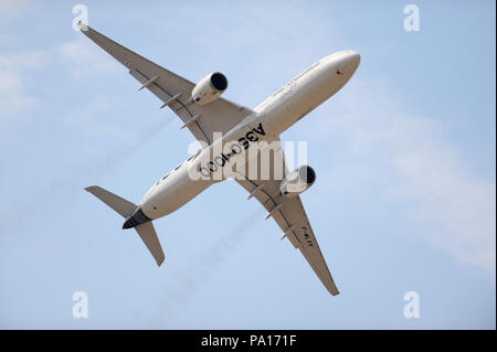 Farnborough, Hampshire, Royaume-Uni. 19 juillet, 2018. L'Airbus A350-1000 battant lors d'un affichage sur quatre jours du Farnborough International Airshow (FIA), qui se déroule, à Farnborough, Hampshire, Royaume-Uni. Le spectacle aérien, un vitrine pour l'industrie de l'aviation, est le plus grand de son genre et attire les acheteurs civils et militaires du monde entier. visiteurs professionnels sont normalement de plus de 100 000 personnes. Le volet commercial de l'exposition se poursuivra jusqu'au 20 juillet et est suivie d'un week-end de l'affiche de l'air destiné au grand public. Crédit : Michael Preston/Alamy Live News Banque D'Images