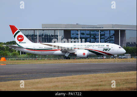 Farnborough, Hampshire, Royaume-Uni. 19 juillet, 2018. Un avion de ligne Boeing 787 Dreamliner roulait le long de la piste sur le quatrième jour du Farnborough International Airshow (FIA), qui se déroule, à Farnborough, Hampshire, Royaume-Uni. Le spectacle aérien, un vitrine pour l'industrie de l'aviation, est le plus grand de son genre et attire les acheteurs civils et militaires du monde entier. visiteurs professionnels sont normalement de plus de 100 000 personnes. Le volet commercial de l'exposition se poursuivra jusqu'au 20 juillet et est suivie d'un week-end de l'affiche de l'air destiné au grand public. Crédit : Michael Preston/Alamy Live News Banque D'Images