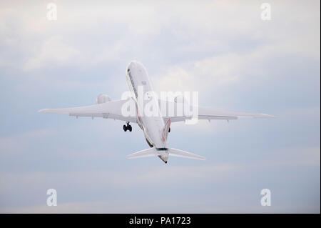 Farnborough, Hampshire, Royaume-Uni. 19 juillet, 2018. Un Boeing 787 Dreamliner de vol avion de ligne lors d'un affichage sur quatre jours du Farnborough International Airshow (FIA), qui se déroule, à Farnborough, Hampshire, Royaume-Uni. Le spectacle aérien, un vitrine pour l'industrie de l'aviation, est le plus grand de son genre et attire les acheteurs civils et militaires du monde entier. visiteurs professionnels sont normalement de plus de 100 000 personnes. Le volet commercial de l'exposition se poursuivra jusqu'au 20 juillet et est suivie d'un week-end de l'affiche de l'air destiné au grand public. Crédit : Michael Preston/Alamy Live News Banque D'Images