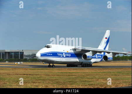 Farnborough, Hampshire, Royaume-Uni. 19 juillet, 2018. Un Antonov An-124 le transport aérien stratégique des avions à décoller sur le quatrième jour de la Farnborough International Airshow (FIA), qui se déroule, à Farnborough, Hampshire, Royaume-Uni. Le spectacle aérien, un vitrine pour l'industrie de l'aviation, est le plus grand de son genre et attire les acheteurs civils et militaires du monde entier. visiteurs professionnels sont normalement de plus de 100 000 personnes. Le volet commercial de l'exposition se poursuivra jusqu'au 20 juillet et est suivie d'un week-end de l'affiche de l'air destiné au grand public. Crédit : Michael Preston/Alamy Live News Banque D'Images