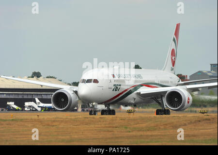 Farnborough, Hampshire, Royaume-Uni. 19 juillet, 2018. Un avion de ligne Boeing 787 Dreamliner décolle pendant un affichage sur quatre jours du Farnborough International Airshow (FIA), qui se déroule, à Farnborough, Hampshire, Royaume-Uni. Le spectacle aérien, un vitrine pour l'industrie de l'aviation, est le plus grand de son genre et attire les acheteurs civils et militaires du monde entier. visiteurs professionnels sont normalement de plus de 100 000 personnes. Le volet commercial de l'exposition se poursuivra jusqu'au 20 juillet et est suivie d'un week-end de l'affiche de l'air destiné au grand public. Crédit : Michael Preston/Alamy Live News Banque D'Images