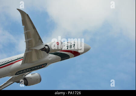 Farnborough, Hampshire, Royaume-Uni. 19 juillet, 2018. Un Boeing 787 Dreamliner de vol avion de ligne lors d'un affichage sur quatre jours du Farnborough International Airshow (FIA), qui se déroule, à Farnborough, Hampshire, Royaume-Uni. Le spectacle aérien, un vitrine pour l'industrie de l'aviation, est le plus grand de son genre et attire les acheteurs civils et militaires du monde entier. visiteurs professionnels sont normalement de plus de 100 000 personnes. Le volet commercial de l'exposition se poursuivra jusqu'au 20 juillet et est suivie d'un week-end de l'affiche de l'air destiné au grand public. Crédit : Michael Preston/Alamy Live News Banque D'Images