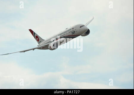 Farnborough, Hampshire, Royaume-Uni. 19 juillet, 2018. Un Boeing 787 Dreamliner de vol avion de ligne lors d'un affichage sur quatre jours du Farnborough International Airshow (FIA), qui se déroule, à Farnborough, Hampshire, Royaume-Uni. Le spectacle aérien, un vitrine pour l'industrie de l'aviation, est le plus grand de son genre et attire les acheteurs civils et militaires du monde entier. visiteurs professionnels sont normalement de plus de 100 000 personnes. Le volet commercial de l'exposition se poursuivra jusqu'au 20 juillet et est suivie d'un week-end de l'affiche de l'air destiné au grand public. Crédit : Michael Preston/Alamy Live News Banque D'Images